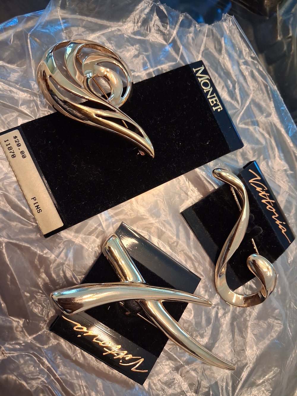 1 Monet & 2 Vittoria Gold-Tone Swirl Broochs Set  - Gold (Vintage)